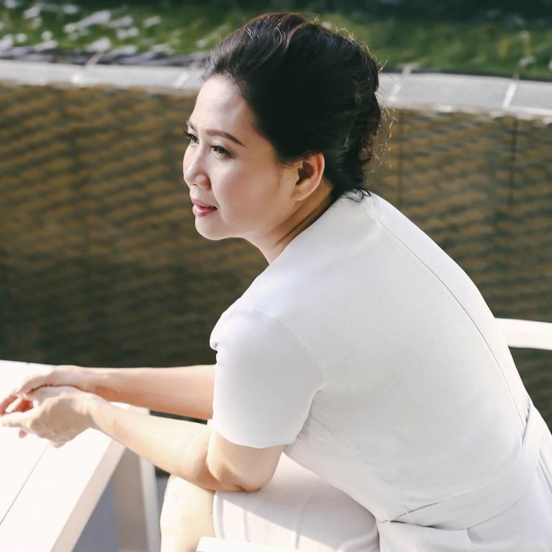 nu-giam-doc-bi-mat-tich